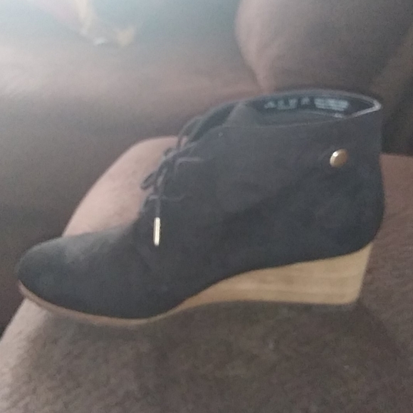 dr scholl's conquer wedge